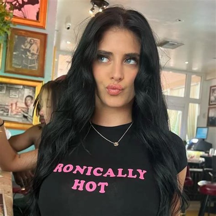 Camillaxaraujo: A Rising Star in the Digital World